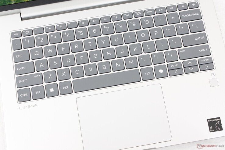 La retroiluminación del teclado es opcional. Clickpad es decentemente grande para el factor de forma en 11,7 x 8 cm