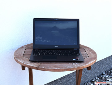 Fujitsu LifeBook U758 en la sombra