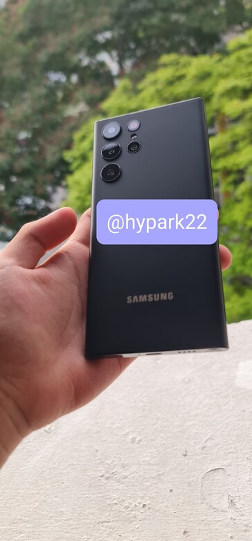 Un "Galaxy S22 Ultra" aparece en nuevas imágenes prácticas. (Fuente: hypark22 vía Twitter)