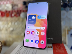 El Samsung Galaxy S25 FE de 6,7 pulgadas y 128 GB está disponible actualmente por unos 600 dólares. (Fuente de la imagen: Notebookcheck)