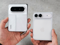 Huawei Pura X Max junto a un maniquí iPhone Ultra/Fold.