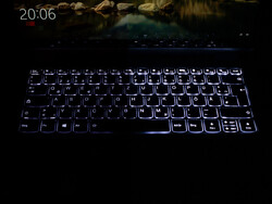 Retroiluminación del teclado del IdeaPad Flex 5 [montaje fotográfico: fase 1 (izquierda), fase 2 (derecha)]