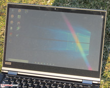 El ThinkPad al aire libre (fotografiado a la luz solar directa, el sol detrás de la pantalla)