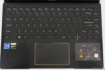 El tamaño y la disposición del teclado y el clickpad son similares a los del Modern 15. La retroiluminación blanca ilumina todas las teclas y símbolos