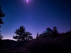 El Laboratorio del Telescopio de Comunicaciones Ópticas transmite su baliza de ocho láseres al transceptor láser de vuelo de las Comunicaciones Ópticas del Espacio Profundo (Fuente de la imagen: NASA y JPL-Caltech)