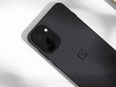 Se confirma que el OnePlus 15R incorpora una cámara principal de 50 MP en la parte trasera. Imagen: la parte trasera del teléfono. (Fuente de la imagen: 瘦子說)