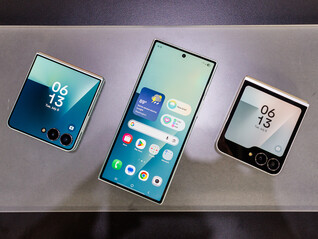 Los últimos teléfonos plegables de Samsung, plegados, de izquierda a derecha: Galaxy Z Flip7, Fold7 y Flip7 FE (Fuente de la imagen: Notebookcheck)