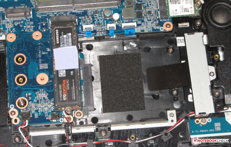 Se pueden instalar dos SSD M.2 y una unidad de almacenamiento de 2,5 pulgadas.