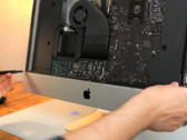 El iMac de 21,5 pulgadas puede actualizarse, pero no fácilmente. (Fuente de la imagen: Luke Miani)