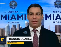 El alcalde de Miami, Francis Suárez, dio la noticia del rendimiento del bitcoin en directo en CoinDesk TV. (Fuente de la imagen: CoinDesk)