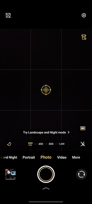 Si está resaltado en amarillo, el modo tele-convertidor con distancias focales de 200 mm a 1600 mm está activo.