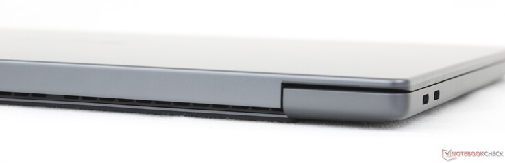 Trasera: Sin puertos