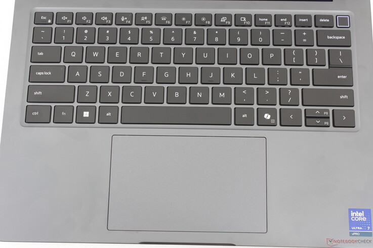 El teclado y el panel táctil son idénticos a los de la serie Dell Pro 7 14, de gama más alta.