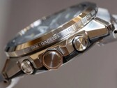 Vista lateral de un reloj Casio G-Shock de la serie GST-W1000 en la que se aprecian su caja de acero inoxidable, los pulsadores, la corona, el brazalete integrado y los nombres de ciudades grabados alrededor del bisel.
