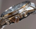 Vista lateral de un reloj Casio G-Shock de la serie GST-W1000 en la que se aprecian su caja de acero inoxidable, los pulsadores, la corona, el brazalete integrado y los nombres de ciudades grabados alrededor del bisel.