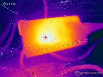 El adaptador de CA puede alcanzar los 49 C cuando se utilizan cargas exigentes