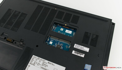 La cubierta de mantenimiento da acceso a dos ranuras SO-DIMM adicionales
