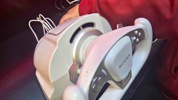 El GameSir Turbo Drive tiene un ventilador que le sopla aire en la cara en función de su velocidad en un juego de carreras. (Fuente de la imagen: r/kemkuro)