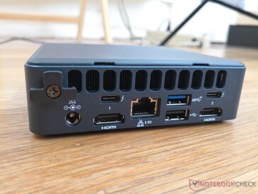 Parte trasera: 2x HDMI 2.0b, RJ-45 de 2,5 Gbit, USB-A 3.2 Gen. 2, USB-A 2.0, 2x USB-C con Thunderbolt 3, Thunderbolt 4 y DisplayPort