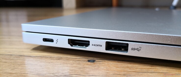 Izquierda: USB-C con Thunderbolt 4 + Power Delivery + DisplayPort, Kensington Lock, HDMI 2.0b, USB-A 3.2 Gen. 2