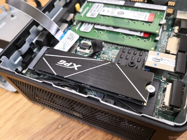 SSD de ADATA con su disipador de calor incluido instalado en el Intel NUC