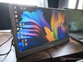 El monitor portátil Lepow C2S 15.4 tiene un mejor soporte que la mayoría de los demás
