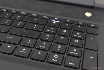 A diferencia de la mayoría de portátiles, el teclado numérico y las teclas de dirección tienen el mismo tamaño que las teclas QWERTY principales