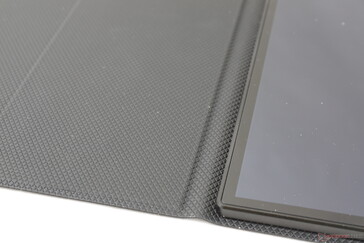 El estuche texturizado protege la pantalla y la espalda de las huellas dactilares. 1612 g con la carcasa encendida o 1170 g sin la carcasa.
