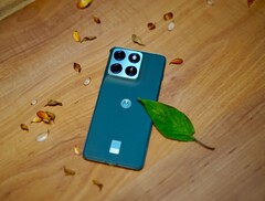 La Edge 70 hace las cosas de forma bastante diferente a su predecesora y pone menos énfasis en la flexibilidad del sistema de cámara. (Fuente de la imagen: Notebookcheck)