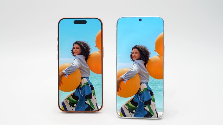 El Tecno Randlos-Phone comparado con un smartphone convencional, al parecer un iPhone 17 Pro.