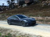 Este Model S tiene más de 400.000 millas en su batería original (Fuente de la imagen: FullyCharged/YT)