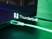 El ejecutivo de Lenovo afirma que "aún es pronto" para que los sistemas adopten ampliamente Thunderbolt 5 (Fuente de la imagen: Razer - editado)