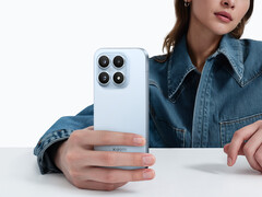 El Xiaomi 18 podría contar con una pantalla de 6,4 pulgadas. En la imagen: una foto promocional que muestra el Xiaomi 17 en manos de una mujer.