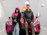 Esta joven pareja consiguió el Xiaomi SU7 número 200.000, optando por la opción especial de color rojo (Fuente de la imagen: Xiaomi)