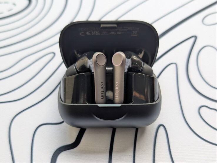 Air Pro 4+ en el estuche de carga compacto