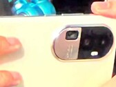 El "Reno10 Pro+" en acción. (Fuente: Digital Chat Station vía Weibo)