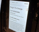 Pantalla del nuevo terminal de pago con tarjeta V4 Supercharger de Tesla (imagen: Inert82/Reddit)