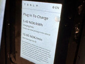 Pantalla del nuevo terminal de pago con tarjeta V4 Supercharger de Tesla (imagen: Inert82/Reddit)