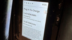 Pantalla del nuevo terminal de pago con tarjeta V4 Supercharger de Tesla (imagen: Inert82/Reddit)