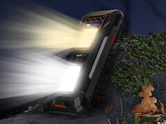 El WP58 Pro es un smartphone resistente con dos linternas (Fuente de la imagen: Oukitel)