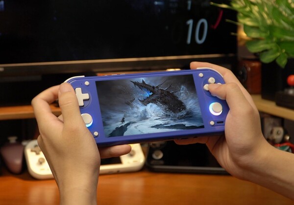 La Anbernic RG 55G1 es una consola portátil Android con un diseño similar al de la Nintendo Switch.