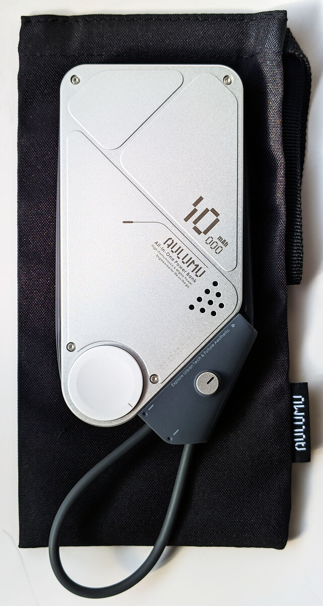 Batería externa M10 y estuche.