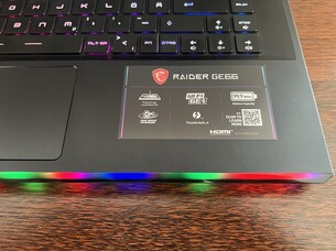 MSI GE66 12UHS: barra de luces desde arriba