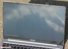 Uso del LapBook Pro al aire libre en un día de verano bajo la luz directa del sol