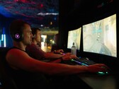 Se afirma que jugar a 480 Hz ofrece una ventaja significativa con respecto a los 60 Hz. En la imagen, se muestra a varios jugadores frente a sus monitores.