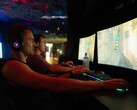Se afirma que jugar a 480 Hz ofrece una ventaja significativa con respecto a los 60 Hz. En la imagen, se muestra a varios jugadores frente a sus monitores.