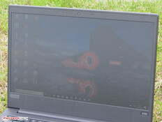 El ThinkPad al aire libre (bajo un cielo nublado).