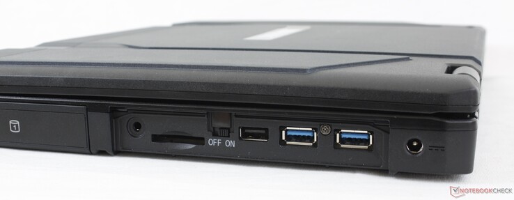 A la derecha: Ranura extraíble 2x M.2 2280, auriculares de 3,5 mm, lector SD, conmutador Wi-Fi, USB-A 2.0, 2x USB-A 3.2 Gen. 2