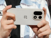 Un jugador de esports sosteniendo lo que parece ser el próximo OnePlus 15. (Fuente de la imagen: Weibo; ligeramente editada y aumentada la AI para mayor claridad por Huzefa Baloch / Notebookcheck)