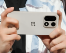 Supuesto OnePlus 15 presentado por una liga de deportes electrónicos. (Fuente de la imagen: Weibo, editada y AI reescalada para mayor claridad)
